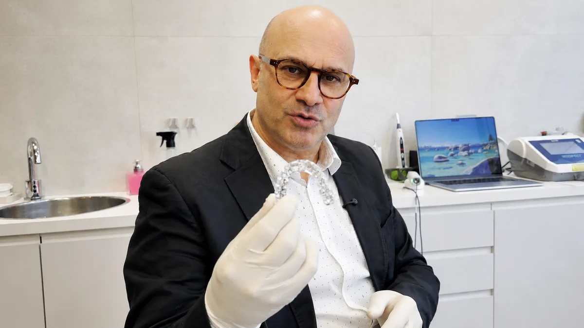 Dr. Ricardo Tanus segurando a placa oclusal antes do ajuste